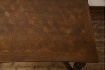 フランスアンティーク　オーク材　パーケット天板と上品で凝ったデザインが魅力的なダイニングテーブル(2人掛け、4人掛けテーブル)(R-060194)