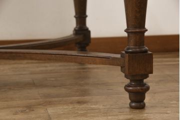 フランスアンティーク　オーク材　パーケット天板と上品で凝ったデザインが魅力的なダイニングテーブル(2人掛け、4人掛けテーブル)(R-060194)