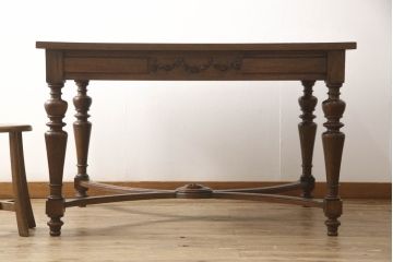 フランスアンティーク　オーク材　パーケット天板と上品で凝ったデザインが魅力的なダイニングテーブル(2人掛け、4人掛けテーブル)(R-060194)