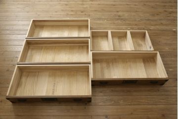 中古　美品　栃木県伝統工芸品　飾り金具が品の良さを高める大塚の総桐箪笥(桐箪笥、和タンス、衣装箪笥、着物箪笥、桐たんす)(R-060195)