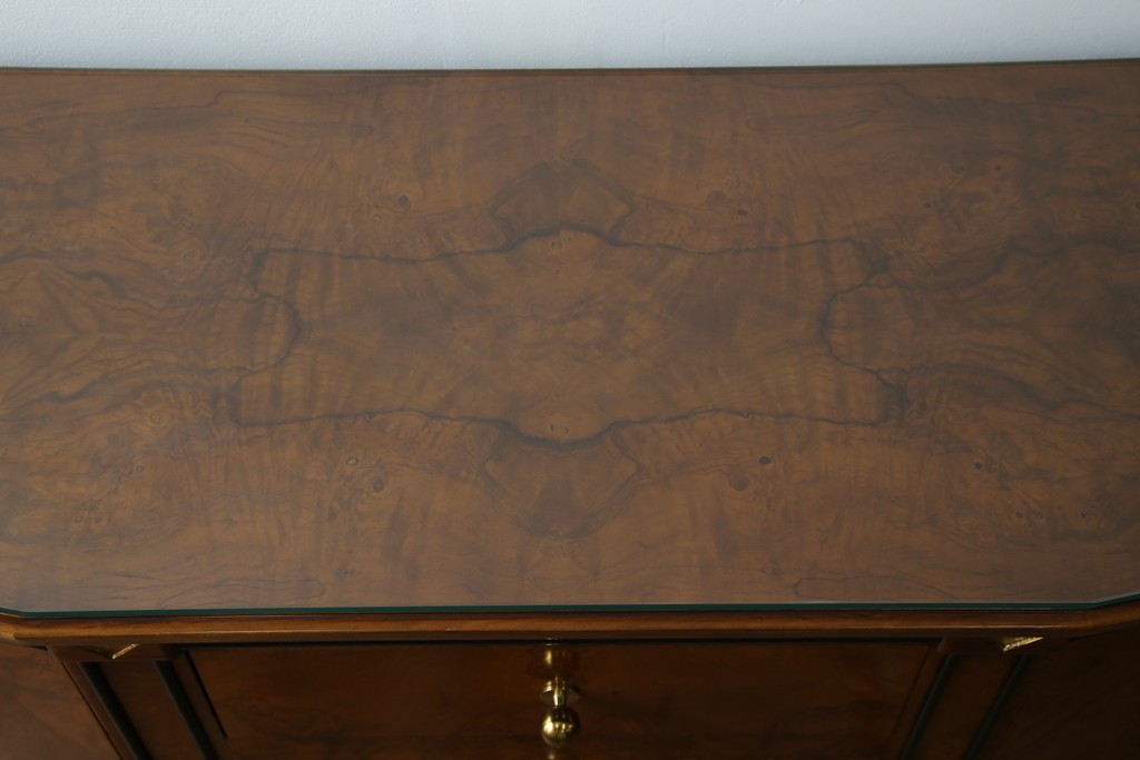 中古　超美品　イタリア最高級!!　IDC大塚家具取り扱い　ジエンメ(Giemme)　すっきりとした上品なデザインが高級な雰囲気を醸し出すサイドボード　定価約120万円相当　(R-060196)