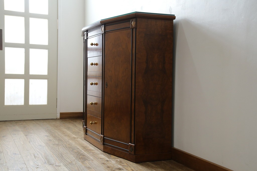 中古　超美品　イタリア最高級!!　IDC大塚家具取り扱い　ジエンメ(Giemme)　すっきりとした上品なデザインが高級な雰囲気を醸し出すサイドボード　定価約120万円相当　(R-060196)