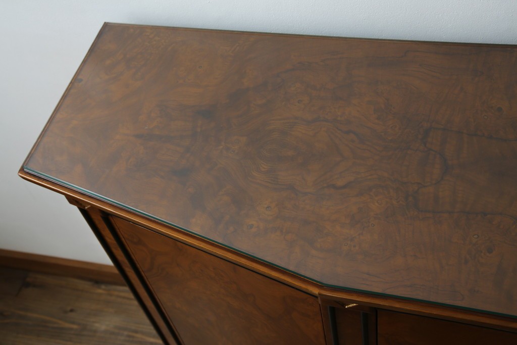 中古　超美品　イタリア最高級!!　IDC大塚家具取り扱い　ジエンメ(Giemme)　すっきりとした上品なデザインが高級な雰囲気を醸し出すサイドボード　定価約120万円相当　(R-060196)