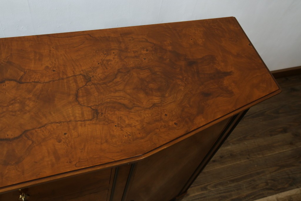 中古　超美品　イタリア最高級!!　IDC大塚家具取り扱い　ジエンメ(Giemme)　すっきりとした上品なデザインが高級な雰囲気を醸し出すサイドボード　定価約120万円相当　(R-060196)