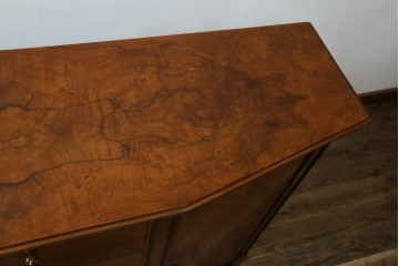 中古　超美品　イタリア最高級!!　IDC大塚家具取り扱い　ジエンメ(Giemme)　すっきりとした上品なデザインが高級な雰囲気を醸し出すサイドボード　定価約120万円相当　(R-060196)