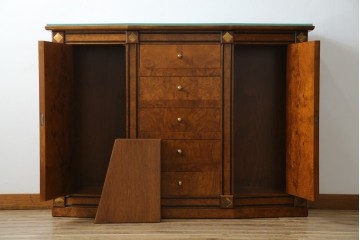 中古　超美品　イタリア最高級!!　IDC大塚家具取り扱い　ジエンメ(Giemme)　すっきりとした上品なデザインが高級な雰囲気を醸し出すサイドボード　定価約120万円相当　(R-060196)