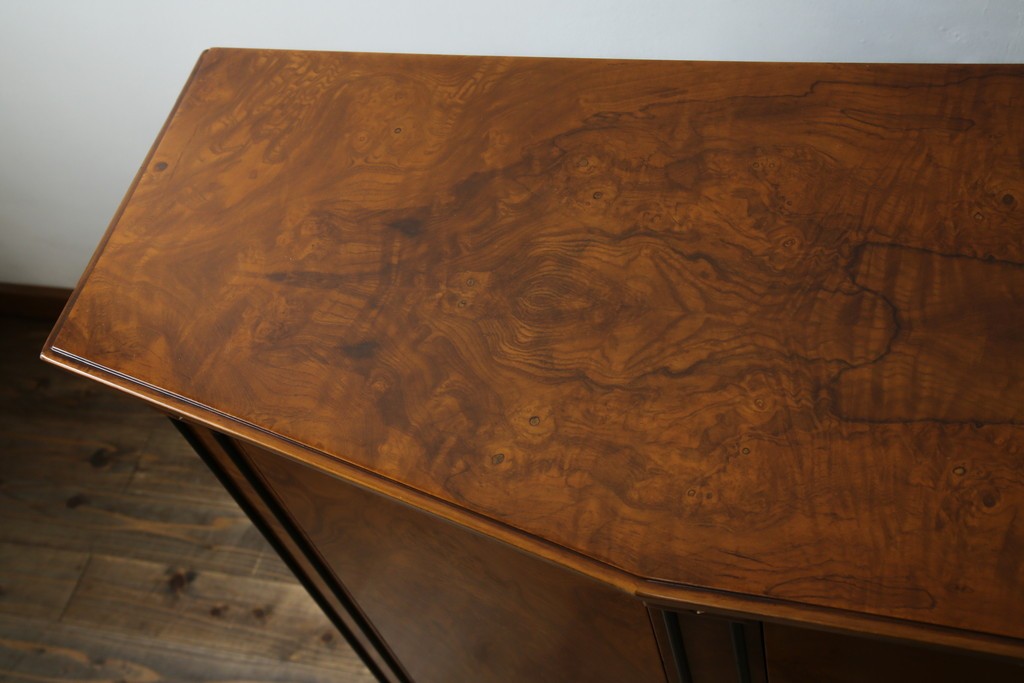 中古　超美品　イタリア最高級!!　IDC大塚家具取り扱い　ジエンメ(Giemme)　すっきりとした上品なデザインが高級な雰囲気を醸し出すサイドボード　定価約120万円相当　(R-060196)