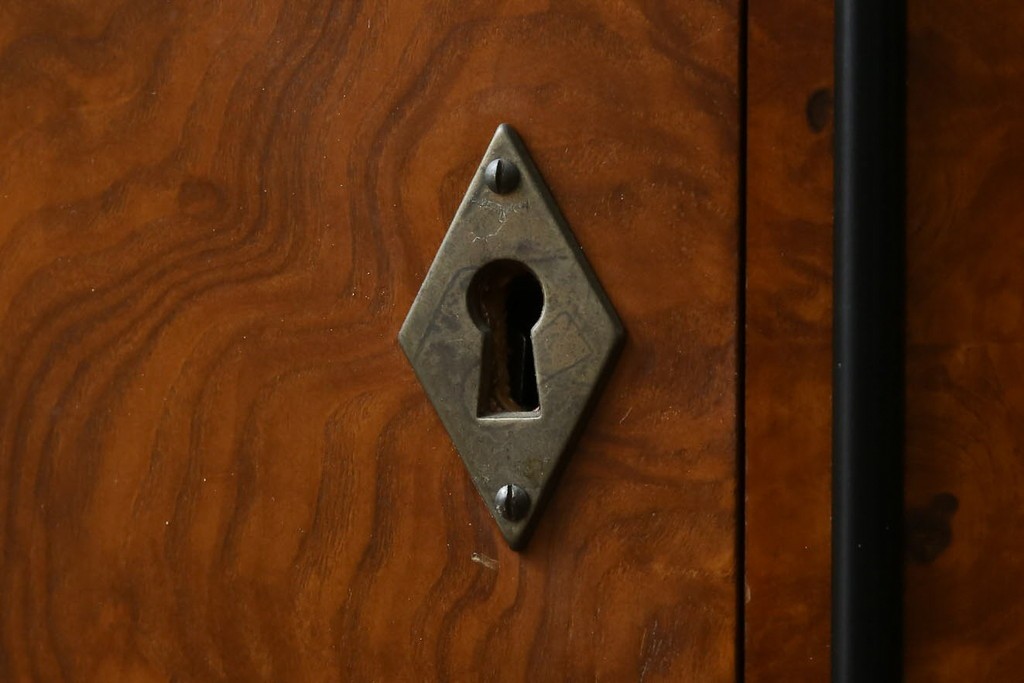 中古　超美品　イタリア最高級!!　IDC大塚家具取り扱い　ジエンメ(Giemme)　すっきりとした上品なデザインが高級な雰囲気を醸し出すサイドボード　定価約120万円相当　(R-060196)