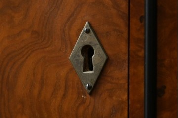 中古　超美品　イタリア最高級!!　IDC大塚家具取り扱い　ジエンメ(Giemme)　すっきりとした上品なデザインが高級な雰囲気を醸し出すサイドボード　定価約120万円相当　(R-060196)