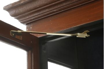 イギリスアンティーク　珍しいデザインの薄型キャビネット(ガラスケース、ショーケース、飾り棚、陳列棚、戸棚、食器棚、カップボード、店舗什器)(R-060201)