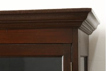 イギリスアンティーク　珍しいデザインの薄型キャビネット(ガラスケース、ショーケース、飾り棚、陳列棚、戸棚、食器棚、カップボード、店舗什器)(R-060201)