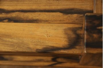 和製アンティーク　美品　総黒柿材張り　くっきりとした杢目が素晴らしい置き床(ローボード、飾り棚、収納棚)(R-060203)