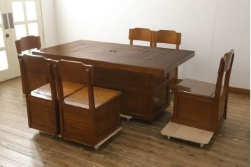 中古 美品　民芸家具　総栗材　収納付きで便利なキャスター付き囲炉裏チェア2脚セット(椅子、ダイニングチェア、板座チェア)(R-060218)