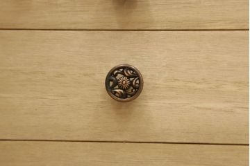中古　軽井沢彫り　満開の桜の彫刻が見事なワードローブ(洋服タンス、衣装箪笥)(R-060220)