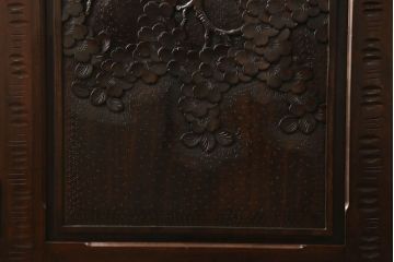 中古　軽井沢彫り　満開の桜の彫刻が見事なワードローブ(洋服タンス、衣装箪笥)(R-060220)
