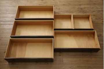 中古　美品　松本民芸家具　シックな佇まいが落ち着いた空間を演出するシンプルなA型整理箪笥(引き出し、チェスト、洋服箪笥、衣装箪笥、和タンス)(R-060221)
