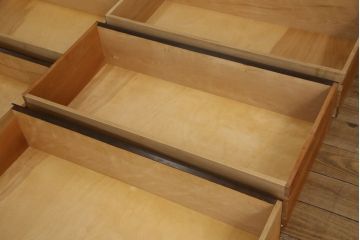 中古　美品　松本民芸家具　シックな佇まいが落ち着いた空間を演出するシンプルなA型整理箪笥(引き出し、チェスト、洋服箪笥、衣装箪笥、和タンス)(R-060221)
