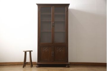 中古　美品　国会議事堂納品の高級家具メーカー　徳田家具　扉の彫刻と金具のデザインが上品な雰囲気を醸し出すキャビネット(収納棚、戸棚、食器棚、収納棚、飾り棚、ダイニングボード、本箱、ブックケース)(R-060222)