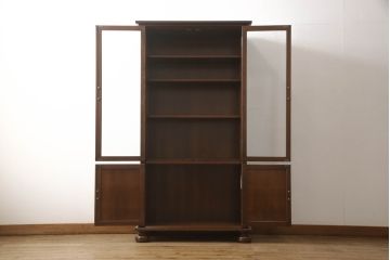 中古　美品　国会議事堂納品の高級家具メーカー　徳田家具　扉の彫刻と金具のデザインが上品な雰囲気を醸し出すキャビネット(収納棚、戸棚、食器棚、収納棚、飾り棚、ダイニングボード、本箱、ブックケース)(R-060222)