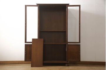 中古　美品　国会議事堂納品の高級家具メーカー　徳田家具　扉の彫刻と金具のデザインが上品な雰囲気を醸し出すキャビネット(収納棚、戸棚、食器棚、収納棚、飾り棚、ダイニングボード、本箱、ブックケース)(R-060222)