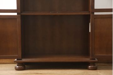 中古　美品　国会議事堂納品の高級家具メーカー　徳田家具　扉の彫刻と金具のデザインが上品な雰囲気を醸し出すキャビネット(収納棚、戸棚、食器棚、収納棚、飾り棚、ダイニングボード、本箱、ブックケース)(R-060222)