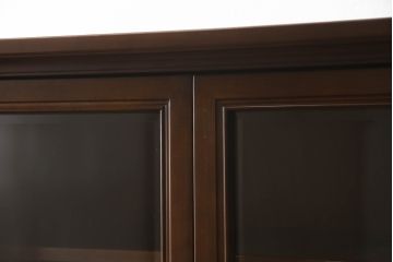 中古　美品　国会議事堂納品の高級家具メーカー　徳田家具　扉の彫刻と金具のデザインが上品な雰囲気を醸し出すキャビネット(収納棚、戸棚、食器棚、収納棚、飾り棚、ダイニングボード、本箱、ブックケース)(R-060222)