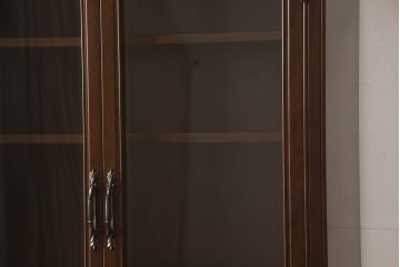 中古　美品　国会議事堂納品の高級家具メーカー　徳田家具　扉の彫刻と金具のデザインが上品な雰囲気を醸し出すキャビネット(収納棚、戸棚、食器棚、収納棚、飾り棚、ダイニングボード、本箱、ブックケース)(R-060222)
