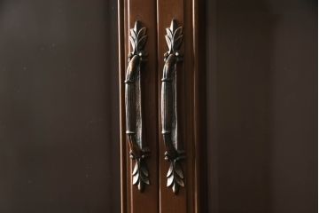 中古　美品　国会議事堂納品の高級家具メーカー　徳田家具　扉の彫刻と金具のデザインが上品な雰囲気を醸し出すキャビネット(収納棚、戸棚、食器棚、収納棚、飾り棚、ダイニングボード、本箱、ブックケース)(R-060222)