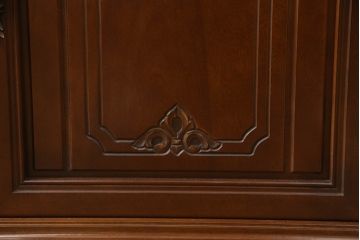 中古　美品　国会議事堂納品の高級家具メーカー　徳田家具　扉の彫刻と金具のデザインが上品な雰囲気を醸し出すキャビネット(収納棚、戸棚、食器棚、収納棚、飾り棚、ダイニングボード、本箱、ブックケース)(R-060222)