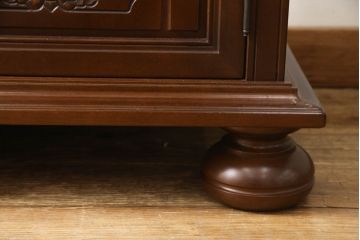 中古　美品　国会議事堂納品の高級家具メーカー　徳田家具　扉の彫刻と金具のデザインが上品な雰囲気を醸し出すキャビネット(収納棚、戸棚、食器棚、収納棚、飾り棚、ダイニングボード、本箱、ブックケース)(R-060222)