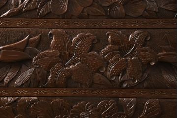 中古　美品　希少　大胆に施された彫刻が目を引く日光彫りのチェスト(引き出し、衣装タンス、収納箪笥)(R-060223)
