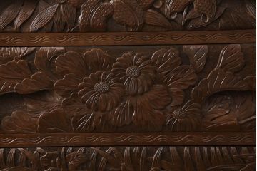 中古　美品　希少　大胆に施された彫刻が目を引く日光彫りのチェスト(引き出し、衣装タンス、収納箪笥)(R-060223)
