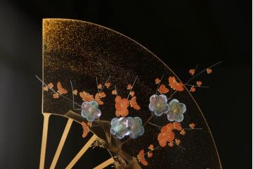 中古　美品　大振り　最高級!!　輪島塗　蒔絵のデザインが上品で美しい螺鈿入りの折り畳み衝立(つい立て、パーテーション、折りたたみ)(定価約550万円)(R-060226)