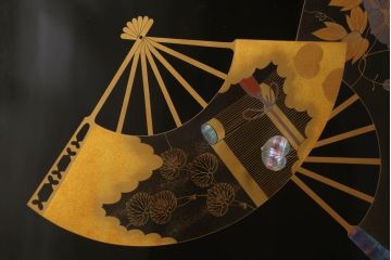 中古　美品　大振り　最高級!!　輪島塗　蒔絵のデザインが上品で美しい螺鈿入りの折り畳み衝立(つい立て、パーテーション、折りたたみ)(定価約550万円)(R-060226)