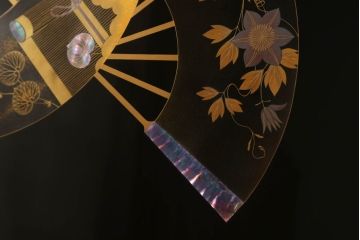 中古　美品　大振り　最高級!!　輪島塗　蒔絵のデザインが上品で美しい螺鈿入りの折り畳み衝立(つい立て、パーテーション、折りたたみ)(定価約550万円)(R-060226)