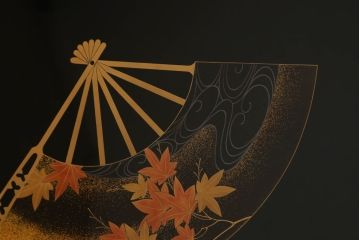 中古　美品　大振り　最高級!!　輪島塗　蒔絵のデザインが上品で美しい螺鈿入りの折り畳み衝立(つい立て、パーテーション、折りたたみ)(定価約550万円)(R-060226)