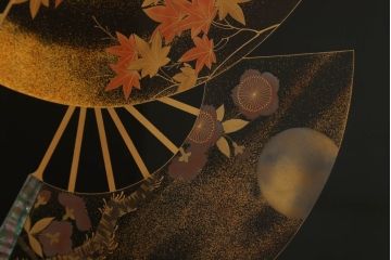 中古　美品　大振り　最高級!!　輪島塗　蒔絵のデザインが上品で美しい螺鈿入りの折り畳み衝立(つい立て、パーテーション、折りたたみ)(定価約550万円)(R-060226)