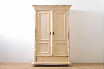フランスアンティーク　パイン材　アイボリーカラーの優しい色合いがお洒落なペイントワードローブ(洋服タンス、収納棚、キャビネット、引き出し)(R-060235)