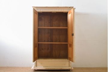 フランスアンティーク　パイン材　アイボリーカラーの優しい色合いがお洒落なペイントワードローブ(洋服タンス、収納棚、キャビネット、引き出し)(R-060235)