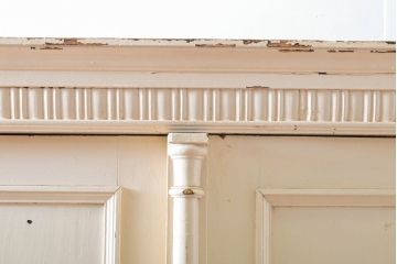 フランスアンティーク　パイン材　アイボリーカラーの優しい色合いがお洒落なペイントワードローブ(洋服タンス、収納棚、キャビネット、引き出し)(R-060235)