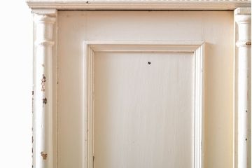 フランスアンティーク　パイン材　アイボリーカラーの優しい色合いがお洒落なペイントワードローブ(洋服タンス、収納棚、キャビネット、引き出し)(R-060235)