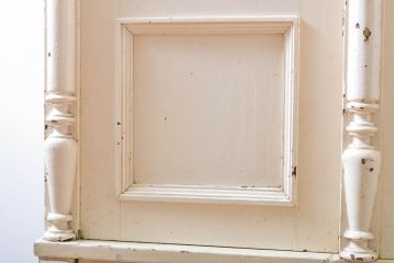 フランスアンティーク　パイン材　アイボリーカラーの優しい色合いがお洒落なペイントワードローブ(洋服タンス、収納棚、キャビネット、引き出し)(R-060235)