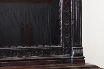 ベルギーアンティーク　希少サイズ　オーク材　凝ったデザインが目を惹く彫刻入りの縦型キャビネット(収納棚、戸棚、飾り棚)(R-060237)