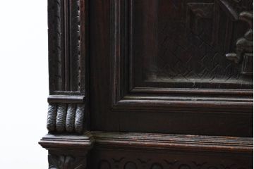 ベルギーアンティーク　希少サイズ　オーク材　凝ったデザインが目を惹く彫刻入りの縦型キャビネット(収納棚、戸棚、飾り棚)(R-060237)