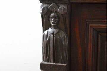 ベルギーアンティーク　希少サイズ　オーク材　凝ったデザインが目を惹く彫刻入りの縦型キャビネット(収納棚、戸棚、飾り棚)(R-060237)
