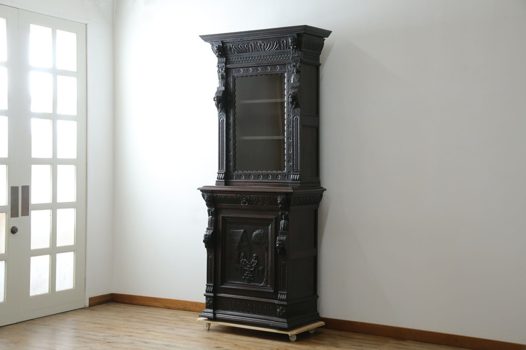 ベルギーアンティーク　希少サイズ　オーク材　凝ったデザインが目を惹く彫刻入りの縦型キャビネット　(R-060237)