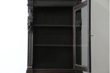 ベルギーアンティーク　希少サイズ　オーク材　凝ったデザインが目を惹く彫刻入りの縦型キャビネット　(R-060237)