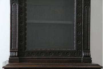 ベルギーアンティーク　希少サイズ　オーク材　凝ったデザインが目を惹く彫刻入りの縦型キャビネット　(R-060237)