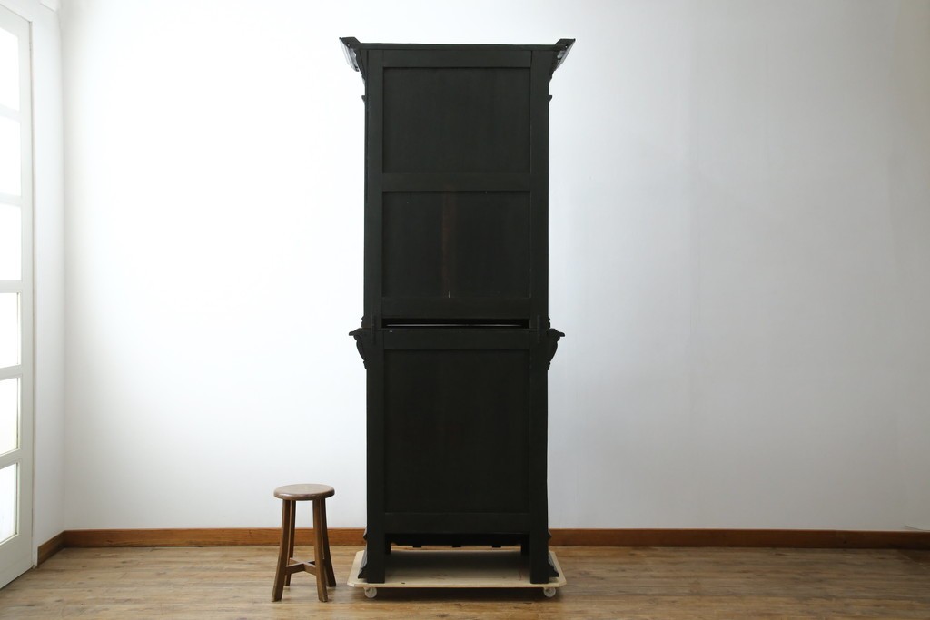 ベルギーアンティーク　希少サイズ　オーク材　凝ったデザインが目を惹く彫刻入りの縦型キャビネット　(R-060237)