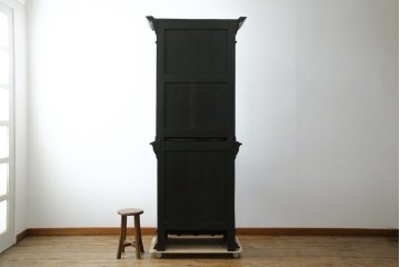 ベルギーアンティーク　希少サイズ　オーク材　凝ったデザインが目を惹く彫刻入りの縦型キャビネット　(R-060237)